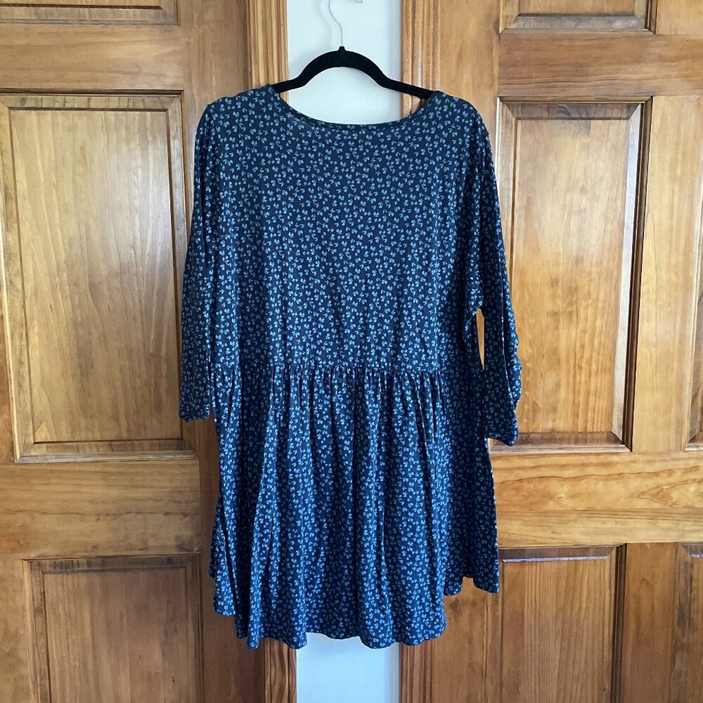 Like New Wonderly Navy Floral Babydoll Tee with Buttons Deep V-Neck Size 2X - Picture 2 of 7